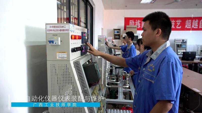 防爆仪表材质选择：304不锈钢的适用性与优势**
